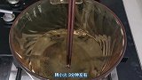 炸虾片的油温怎么控制呢?像我这么做,保你做出酥脆的虾片!