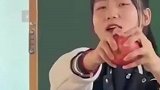班主任为初三学生解压，表演徒手掰苹果