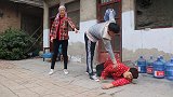 恶毒婆婆把前任儿媳打跑，儿子二婚娶了个姑奶奶，母子后悔莫及