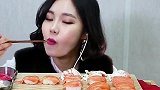 韩国美女吃美味生鱼片，满满一桌子，超满足