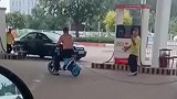男子骑共享单车将汽车拉到加油站，共享单车的实力被严重低估