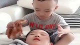回家看到这一幕，弟弟为哥哥全方位服务，这是生了个小保姆吗