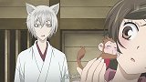 元气少女：奈奈生抱着书痴笑，好多人围观，她浑然不知