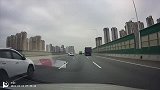 行车记录仪：遇见紧急情况，请一定不要猛打方向，要不这就是下场