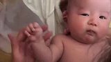 小宝宝洗头的时候真乖，为了眼睛不进水还知道向上看，真聪明！