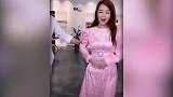 辛巴复出后再惹是非，被女徒弟告了后，又在直播间脚踹妻子
