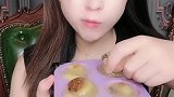 清纯雨衣妹吃冰球，猜什么味道