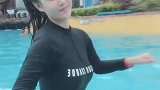 美女为了这首歌曲，竟承包了整个游泳池，有一起来玩的吗