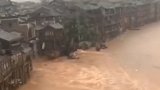 湖南凤凰暴雨：河水猛涨古城变“水城” 大树倒塌店铺货物被淹