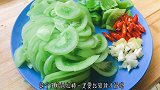 西红柿加一点小米辣做美食，上锅爆炒，出锅全家抢着吃！