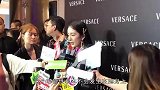 杨幂太瘦撑不起毛衣，滑落露出肩膀，采访时一个举动，暴露情商