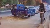男子和人比赛跳远屁股差点卡“自燃了”