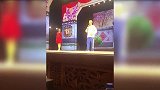 62岁赵本山心血来潮登台再唱二人转，头发全白消瘦不少声音洪亮