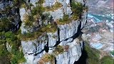 几百米高的悬崖上，立着几十米高的石笋山，好险
