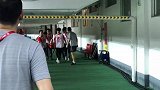吉翔被担架抬进更衣室 神情慌张等待队医确认伤情