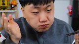 大哥你吃的这是啥，拼命往嘴里塞的架势，看得我直傻眼