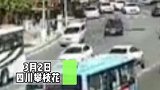 四川攀枝花：一货车撞向街边店铺，店主“神反应”躲过一劫
