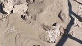 男子跋涉三千公里近距离拍摄泥火山
