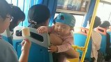 公车上拍下这一幕，后面的小姐姐，你看把小宝宝馋的，太坏啦