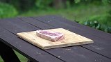 1元一块神户牛肉，大厨油炸10分钟后切开。