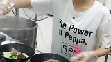 这个漂亮可爱的老板娘，做面的样子真是太俏皮了！