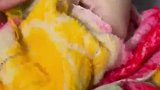 男子看女友睡觉，每天都摸着阿贝贝才能睡着