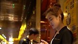 小伙子偷拍忘记关闪光灯，被小姐姐发现了，这下尴尬了！