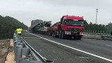 大国重器运输，一天一百公里，没数错的话应该是个轮胎