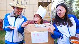 投币打饭机器人，学生故意投游戏币，不料机器人用挖耳勺打饭