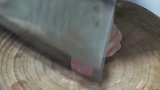 厨师长给厨师秀绝技，两刀把萝卜切成了蝴蝶，看得我一愣一愣的！