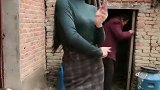 农村美女太会玩，婆婆就站在身后，也敢对着镜头跳舞！