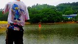 男子用石头打水上气球，石头在水面一路连漂成功击中
