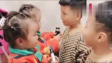双胞胎哥哥终于放学了，宠妹妹时间又开始了，妈妈在旁边吃醋了