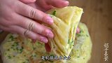葱花鸡蛋饼这样做，一卷一擀，一个鸡蛋烙一张，柔软筋道超好吃
