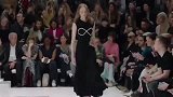 国外时装走秀，模特儿展现曼妙的丰满身材，性感又迷人