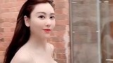 气质出众的小姐姐，牛仔裤搭配吊带衫，非常的漂亮！