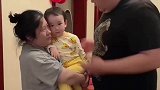 儿子不让舅舅抱，听到有房后态度大变