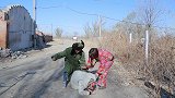 男女路边吵架，路过小伙好心劝架，没想惹祸上身挨顿揍