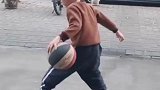 七岁男孩一边玩滑板一边胯下运球，动作丝滑无比