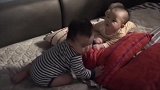 双胞胎宝宝一睡醒就玩亲亲，心都被萌化了！