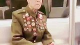 这位胸前挂满勋章的革命英雄，独自一人坐地铁