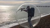 小伙把自己装进太空球里，一路漂洋过海，最后睁开眼懵住了！