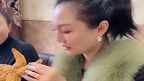广东妹子第一次吃海星，不知怎么下嘴，妹子有点懵！