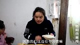 苗大姐早餐吃黄加白糍粑，啃上一根甘蔗，吃到撑走不动