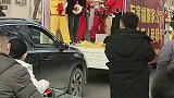 男子堵车遇到锣鼓队，按喇叭与乐队合奏走红网络