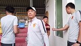 中国国奥抵达训练场 球员神情轻松希丁克现场“搞怪”