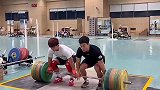 双人举重300公斤轻松拿下