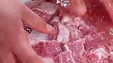 很多人炖牛肉总是炖不烂，大厨教你一招，炖出的牛肉比豆腐还嫩