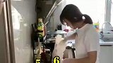 妻子给丈夫做手工馒头，水多了加面面多了加水