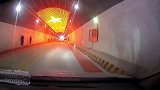 打卡网红隧道，五星红旗太壮观了